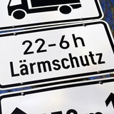 Ein Verkehrsschild weist auf Lärmschutz hin.