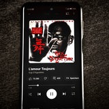 Ein Smartphone, auf dem "L'amour Toujours" 