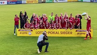Die Frauenßballmannschaft vom Buntentor beim Siegerfoto des Landespokals. 