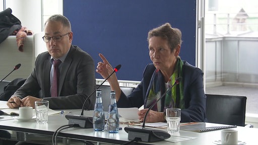 Die Präsidentin des Landesrechnungshofs Bettina Sokol stellt den Sonderbericht von Radio Bremen vor. 