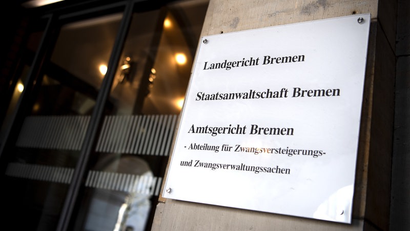 Ein Schild weißt auf das Landgericht Bremen hin.