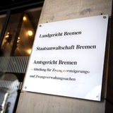 Ein Schild an einem Gebäude weißt auf das Landgericht, die Staatsanwaltschaft und das Amtsgericht Bremen hin.