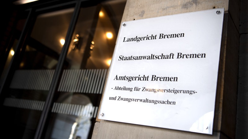 Ein Schild an einem Gebäude weißt auf das Landgericht, die Staatsanwaltschaft und das Amtsgericht Bremen hin.
