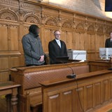 Der wegen sexuellem Missbrauch angeklagte Mann im Landgericht neben seinem Anwalt.