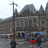 Straßenbahnen an der Domsheide, im Hintergrund das Landgericht in Bremen
