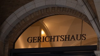 Auf einem Fenster  steht das Wort "Gerichtshaus"