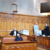Blick in den Gerichtssaal am Landgericht Bremen: Der Angeklagte (verpixelt) mit Verteidigung und rechts im Bild die Richterin.