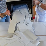 Eine Wahlurne mit den abgegebenen Stimmzetteln für die Landtagswahl in Brandenburg wird nach dem Schließen der Wahllokale ausgeschüttet. 