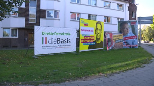 Mehrere Parteiplakatte nebeneinander in Niedersachen für die Landtagswahl. 