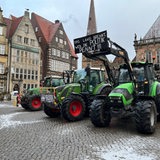 Trecker stehen auf dem Marktplatz in Bremen