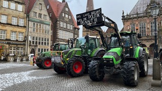 Trecker stehen auf dem Marktplatz in Bremen