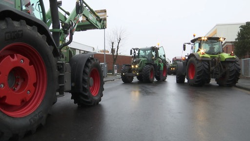 Mehrere Traktoren blockieren eine Straße in Bremerhaven.