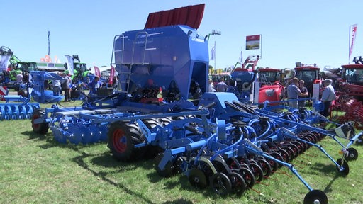 Es ist ein großer blauer Ackerpflug auf der Tarmstedter Fachmesse für Landwirtschaft und Verbraucher zu sehen.