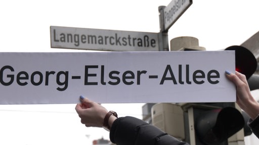 Ein Kreuzungsschild der Langemarckstraße, im Vordergrund ein Schild mit dem Aufdruck Georg Elser Allee