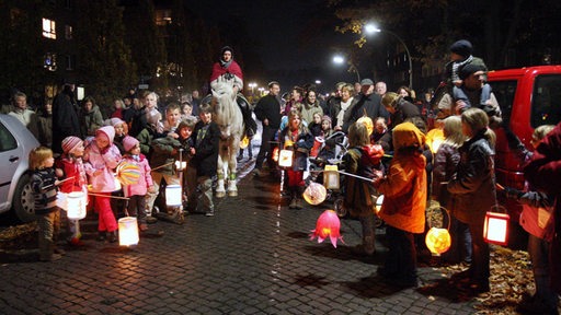 Kinder der Pauligemeinde mit leuchtenden Laternen anlässlich des bevorstehenden Sankt-Martins-Umzugs in Braunschweig.