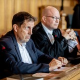 Der angeklagte Pastor Olaf Latzel sitzt vor Prozessbeginn mit seinem Anwalt Sascha Böttner in einem Gerichtssaal im Landgericht Bremen.