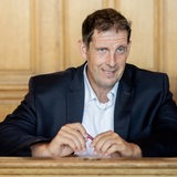 Der angeklagte Pastor Olaf Latzel sitzt vor Prozessbeginn in einem Gerichtssaal im Landgericht Bremen.