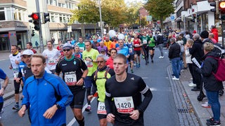 Ein Lauffeld mit vielen Teilnehmern beim Bremer Marathon 2019.