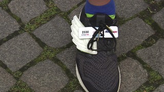 Laufschuh mit Flügeln beim Bremer Marathon