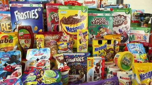 Viele ungesunde Lebensmittel wie Süßigkeiten und Müsli auf einem Haufen. 