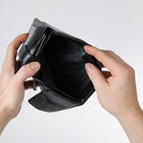 Zwei Hände halten ein leeres Portemonnaie