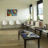 Ein leeres Wartezimmer in einer Arztpraxis