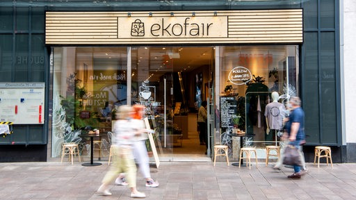 Das Kaufhaus "ekofair" in der Innenstadt. Die Lage ist top und der Laden kostet vorerst keine Miete. Um leere Geschäfte in Innenstädten zu vermeiden, setzen Kommunen verstärkt auf Zwischennutzungen und neue Einkaufserlebnisse. 
