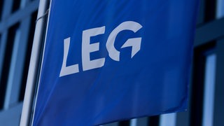 Eine Flagge mit dem Schriftzug von LEG.