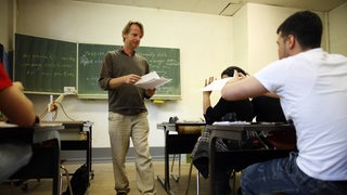 Lehrer unterrichtet in einer Schulklasse (Symbolbild)