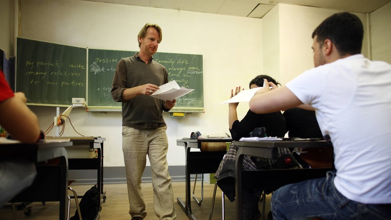 Lehrer unterrichtet in einer Schulklasse (Symbolbild)