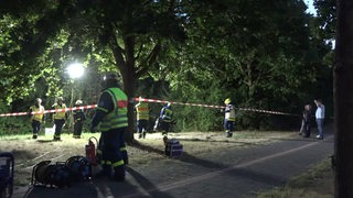 Polizei und THW bergen eine Leiche in Bremerhaven.