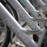 Bikesharing-Fahrraeder des Anbieters nextbike stehen nebeneinander.