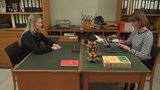 Lencke Steiner an einem Tisch mit Susanne Hausmann.