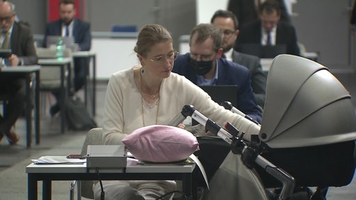 Die FDP Fraktionsvorsitzende Lencke Wischhusen beim arbeiten mit ihrem Baby. 