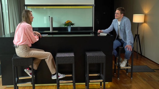 Lencke Wischhusen sitzt an einem Tisch mit Felix Krömer und wird interviewt. 
