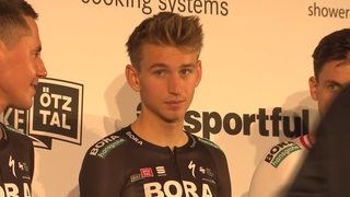 Lennard Kämna im Trikot des Radsportteams bora-hansgrohe bei einer Teamvorstellung.