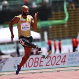Leon Schäfer (mit Beinprothese) während des 100 Meter Laufs in Kobe 2024.