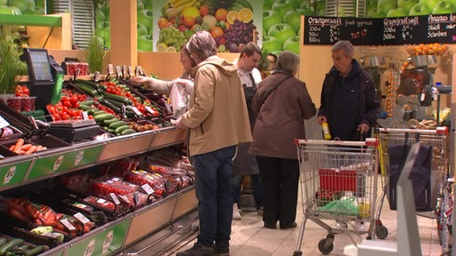 Eine volle Obst- und Gemüseabteilung bei Lestra.