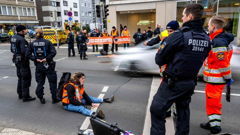 Eine Klimaaktivistin der Letzten Generation hat sich am Rembertiring festgeklebt.