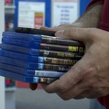Eine Hand hält mehrere Blu-Ray-Hüllen fest.
