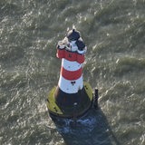 In der Mitte steht der imposante Leuchtturm "Roter Sand" von oben fotografiert.