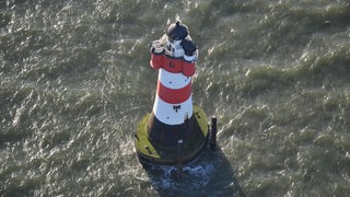 In der Mitte steht der imposante Leuchtturm "Roter Sand" von oben fotografiert.