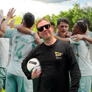 Reporter Dino Bernabeo posiert zu mit einem Fußball unter dem Arm.