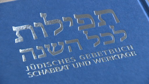 Eine Nahaufnahme des jüdischen Gebetsbuches. 