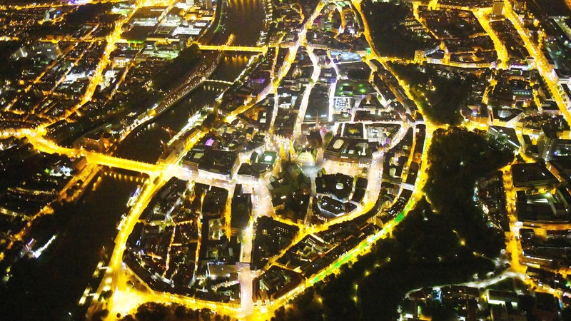 Luftbild zeigt Nacht- Lichter und Beleuchtung der Altstadtbereich- Insel und Innenstadtzentrum am Ufer des Flußverlaufes der Weser im Ortsteil Mitte in Bremen.