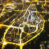 Luftbild zeigt Nacht- Lichter und Beleuchtung der Altstadtbereich- Insel und Innenstadtzentrum am Ufer des Flußverlaufes der Weser im Ortsteil Mitte in Bremen.
