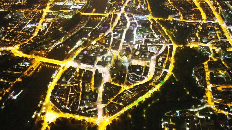 Luftbild zeigt Nacht- Lichter und Beleuchtung der Altstadtbereich- Insel und Innenstadtzentrum am Ufer des Flußverlaufes der Weser im Ortsteil Mitte in Bremen.