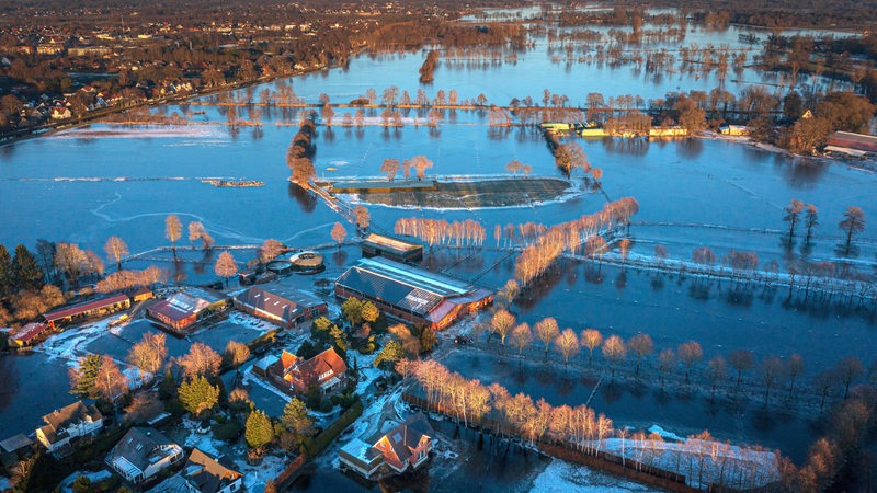 Häuser und Wiesen im Hochwassergebiet, aufgenommen mit einer Drohne. Die Gemeinde Lilienthal nahe Bremen war seit den Weihnachtstagen stark von Überflutungen betroffen.