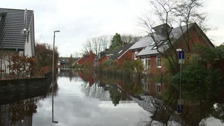 In Lilienthal steht eine Straße unter Wasser.