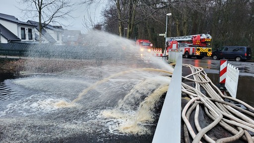 Hochwasser: Abfluss der Riesenpumpe an der Ausfahrt nach Timmersloh durch die Feuerwehr.
